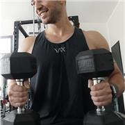 Insegno e rimetto in forma le persone di ogni età anche in situazioni patologiche svolgendo attività fisica e aerobica